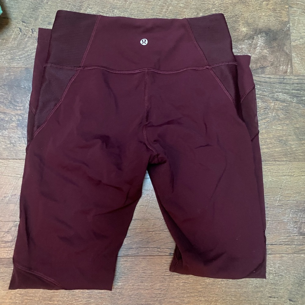 Lululemon 28” leggings red with mesh blocking size 6